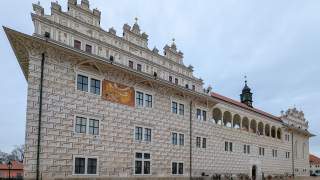 Ein Schloss mit reichhaltig verzierter Fassade.