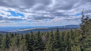 einem Aussichtspunkt über ein bewaldetes Mittelgebirge.