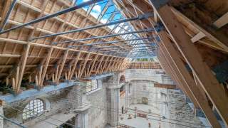 Außergewöhnliche Dachkonstruktion einer Barockkirche mit lichtdurchflutetem Dachfirst.