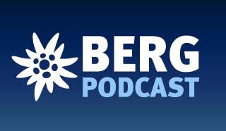 Logo mit einer weißen Edelweiß-Blume und dem Schriftzug „BERG PODCAST“ vor blauem Hintergrund.