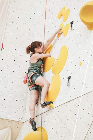 Kletterin an Kletterwand bei der Deutschen Meisterschaft im Paraclimbing
