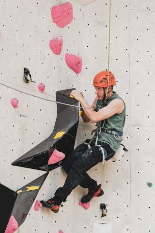 Kletterer an Kletterwand bei der Deutschen Meisterschaft im Paraclimbing