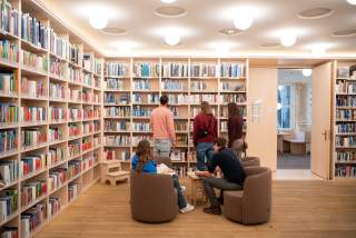 Lesesaal der Bibliothek im Alpinen Museum