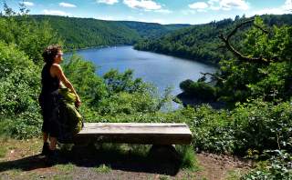Frau auf Aussichtsbank am Edersee