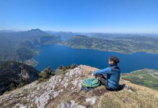 Aussicht vom sog. Dachsteinblick auf den Attersee und Schafberg.
