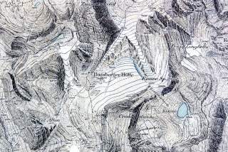 Historische topografische Karte mit Gebirgszügen, Gipfeln und Hütten, darunter Bamberger Hütte, Col Arona und Pezza Longhetta, sowie eingezeichneten Höhenlinien und kleinen Seen.