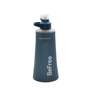Dunkelblaue Trinkflasche mit Klappdeckel und weißem Aufdruck „BeFree“ sowie Markenname „Katadyn“.