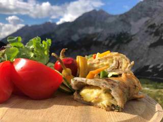 Angerichtete Platte mit Graukaspalatschinken und Gemüse
