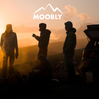 Silhouetten von vier Personen in Outdoor-Kleidung bei Sonnenuntergang auf einem Hügel, neben einem geöffneten Auto-Kofferraum. Darüber befindet sich ein weißes Logo mit dem Schriftzug „MOOBLY“ und stilisierten Bergen.