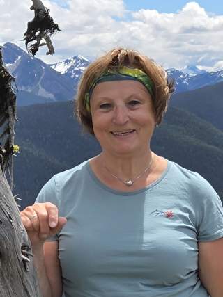 Burgi Beste vor Bergpanorama