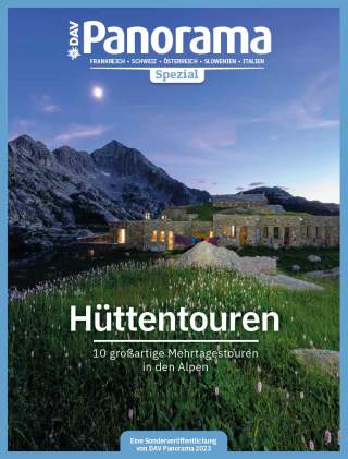 Titelbild einer Ausgabe des DAV Panorama Magazins mit einer Berghütte in einer Alpenlandschaft bei Abenddämmerung, umgeben von Wiesen und Bergen.