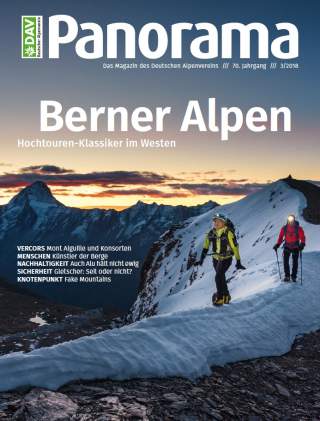 Zwei Bergsteiger mit Ausrüstung wandern bei Dämmerung auf einem schneebedeckten Grat in den Berner Alpen, im Hintergrund sind Berggipfel und ein farbiger Himmel zu sehen.